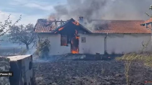 TEŠKA NESREĆA SRBA POVRATNIKA NA KIM: U požarima im izgorelo više kuća i ambulanta kod Vučitrna - Vatrogasci ne stižu do njih (VIDEO) TEŠKA NESREĆA SRBA POVRATNIKA NA KIM: U požarima im izgorelo više kuća i ambulanta kod Vučitrna - Vatrogasci ne stižu do njih (VIDEO)