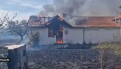 TEŠKA NESREĆA SRBA POVRATNIKA NA KIM: U požarima im izgorelo više kuća i ambulanta kod Vučitrna - Vatrogasci ne stižu do njih (VIDEO)