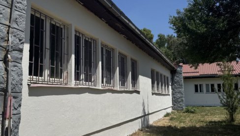 NOVA OGRADA I OKREČENA FASADA: Uređena osnovna škola na Ledinama NOVA OGRADA I OKREČENA FASADA: Uređena osnovna škola na Ledinama
