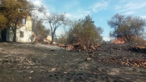 POŽAR BESNI NA SVE STRANE: Alarmantna situacija u Topličkom okrugu - gore kuće, njive i pašnjaci (FOTO/VIDEO) POŽAR BESNI NA SVE STRANE: Alarmantna situacija u Topličkom okrugu - gore kuće, njive i pašnjaci (FOTO/VIDEO)