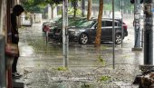 ČOVEK PAO SA KROVA, NA ŽENU PALA PLOČA: U nevremenu u Beogradu povređeno pet osoba (VIDEO)
