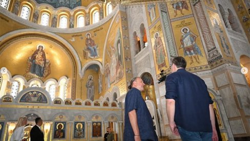МУХИНОВИ МОЗАИЦИ И У ХОДНИЦИМА ХРАМА: Председник Вучић и патријарх Порфирије са руским уметником договорили наставак радова (ФОТО) МУХИНОВИ МОЗАИЦИ И У ХОДНИЦИМА ХРАМА: Председник Вучић и патријарх Порфирије са руским уметником договорили наставак радова (ФОТО)