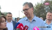VUČIĆ OBIŠAO PORODICE ČIJE SU KUĆE IZGORELE U POŽARU: Rešavamo novac brzo iz budžetskih rezervi, da ljudima damo pare odmah