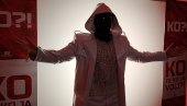 PEVAČ DANIMA INTRIGIRA I DALJE JE MISTERIJA: Pokazao emotivnu stranu, druži se sa muzičkom zvezdom, a lice i dalje krije - Nisam anonimus
