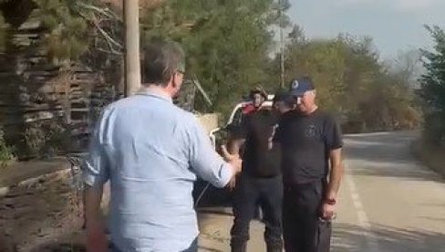 ZAHVALAN SAM VATROGASCIMA KOJI SE JUNAČKI NOSE SA VATRENOM STIHIJOM Vučić u poseti selima oko Žitorađe i Bojnika (VIDEO)