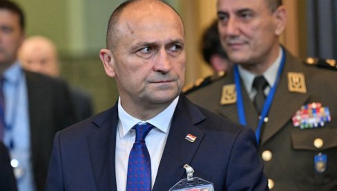 УСТАША “ОСКРНАВИО” ЈАД ВАШЕМ: Хрватски министар одбране кличе “За дом спремни” на концерту Томпсона, а онда се “клања” сенима жртава усташа