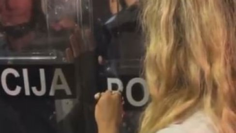 БАХАТА БЛОКАДЕРКА ГАСИ ЦИГАРЕТУ НА ПОЛИЦИЈСКОМ ШТИТУ: Ово срамно понашање подржао Балша Божовић (ВИДЕО)