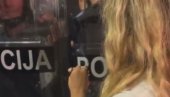 БАХАТА БЛОКАДЕРКА ГАСИ ЦИГАРЕТУ НА ПОЛИЦИЈСКОМ ШТИТУ: Ово срамно понашање подржао Балша Божовић (ВИДЕО)