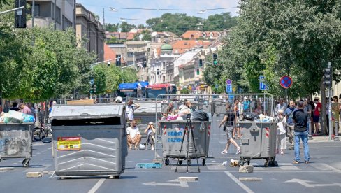 BLOKADE JENJAVAJU, PODELE SVE DUBLJE: Posle desetodnevnog postavljanja barikada po Srbiji, dijalog nije ni na vidiku BLOKADE JENJAVAJU, PODELE SVE DUBLJE: Posle desetodnevnog postavljanja barikada po Srbiji, dijalog nije ni na vidiku