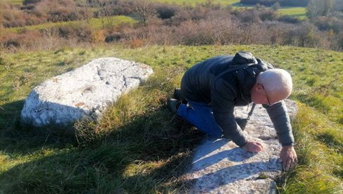 SIGURNA JEDINO NA GROBOVIMA: Zašto je ćirilica pismo drugog reda u Crnoj Gori, iako je po Ustavu ravnopravna