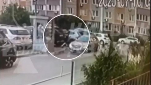 PRVI SNIMCI LIKVIDACIJE KLJUČNOG ČOVEKA ZELENSKOG: Brutalno izrešetan u Kijevu usred bela dana - pogledajte kako mu je prišao (VIDEO) PRVI SNIMCI LIKVIDACIJE KLJUČNOG ČOVEKA ZELENSKOG: Brutalno izrešetan u Kijevu usred bela dana - pogledajte kako mu je prišao (VIDEO)