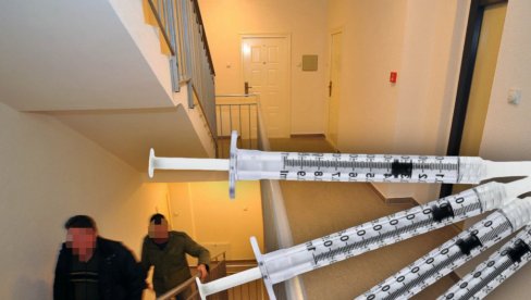 БЕОГРАЂАНКА УЗНЕМИРЕНА Испред стана јој оставили шприц и иглу - и упутство за коришћење БЕОГРАЂАНКА УЗНЕМИРЕНА Испред стана јој оставили шприц и иглу - и упутство за коришћење