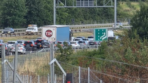 KOLAPS NA AUTO-PUTU KA NIŠU: Vozila potpuno stoje, ogromne kolone do naplatne rampe Vrčin KOLAPS NA AUTO-PUTU KA NIŠU: Vozila potpuno stoje, ogromne kolone do naplatne rampe Vrčin