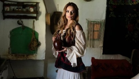 PLAKALA SAM I PEVALA: Jelena Kostov reči ove numere doživela na poseban način (FOTO) PLAKALA SAM I PEVALA: Jelena Kostov reči ove numere doživela na poseban način (FOTO)