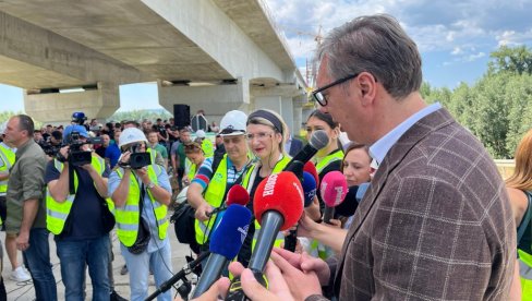 Vučić obilazi radove na izgradnji mosta preko Dunava u sklopu Fruškogorskog koridora (VIDEO) Vučić obilazi radove na izgradnji mosta preko Dunava u sklopu Fruškogorskog koridora (VIDEO)