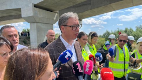 Vučić obilazi radove na izgradnji mosta preko Dunava u sklopu Fruškogorskog koridora (VIDEO)