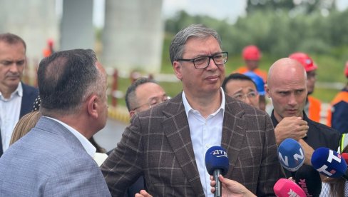 Vučić obilazi radove na izgradnji mosta preko Dunava u sklopu Fruškogorskog koridora (VIDEO) Vučić obilazi radove na izgradnji mosta preko Dunava u sklopu Fruškogorskog koridora (VIDEO)