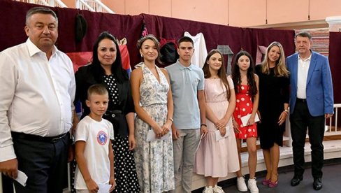 KANCELARIJA ZA KiM: Nikolić i Dakić posetile Zvečan povodom Dana opštine