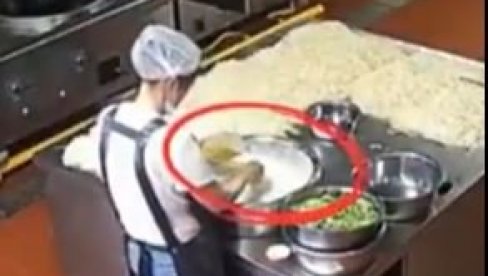 200 DECE OTROVANO U ŠKOLI, A ONDA SE POJAVIO SNIMAK IZ KUHINJE: Kamera otkrila sve, uhapšeno osam osoba (VIDEO) 200 DECE OTROVANO U ŠKOLI, A ONDA SE POJAVIO SNIMAK IZ KUHINJE: Kamera otkrila sve, uhapšeno osam osoba (VIDEO)