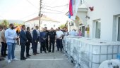 MACUT I DAČIĆ U SVRLJIGU: Uručili osam rezervoara za pijaću vodu zbog nestašice