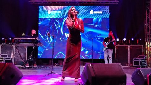 PROLETELO JE KAO TREN: Marina Visković o trajanju na sceni, usponima i padovima (FOTO) PROLETELO JE KAO TREN: Marina Visković o trajanju na sceni, usponima i padovima (FOTO)