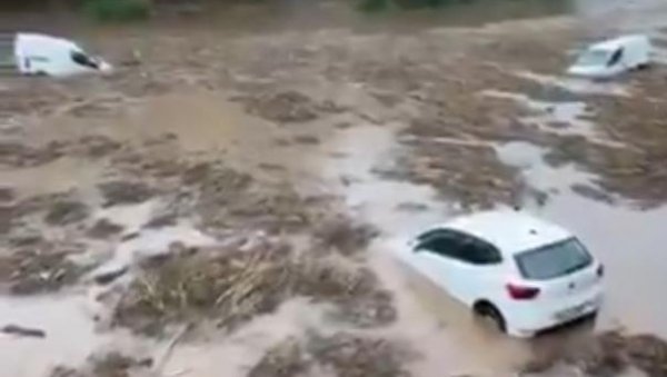 ВОДА НОСИ СВЕ ПРЕД СОБОМ, ПЛУТАЈУ АУТОМОБИЛИ, ГРАД ОШТЕТИО АВИОН ТОКОМ ЛЕТА: Стравични снимци поплава у Шпанији (ВИДЕО) ВОДА НОСИ СВЕ ПРЕД СОБОМ, ПЛУТАЈУ АУТОМОБИЛИ, ГРАД ОШТЕТИО АВИОН ТОКОМ ЛЕТА: Стравични снимци поплава у Шпанији (ВИДЕО)