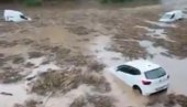 VODA NOSI SVE PRED SOBOM, PLUTAJU AUTOMOBILI, GRAD OŠTETIO AVION TOKOM LETA: Stravični snimci poplava u Španiji (VIDEO)