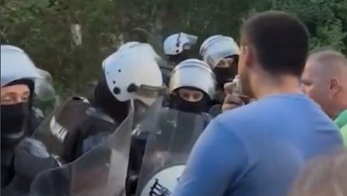 BATINAŠI KOJI TUKU POLICIJU: Evo zbog kakvih nasilnika danas blokaderi maltretiraju Užičane (VIDEO) BATINAŠI KOJI TUKU POLICIJU: Evo zbog kakvih nasilnika danas blokaderi maltretiraju Užičane (VIDEO)