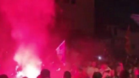 PROTEST IM SE PRETVORIO U VAŠAR! Ovako li se žali za stradalima u padu nadstrešnice? (VIDEO) PROTEST IM SE PRETVORIO U VAŠAR! Ovako li se žali za stradalima u padu nadstrešnice? (VIDEO)