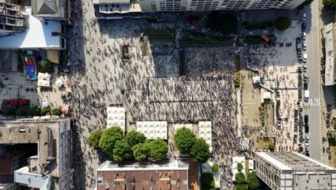 OPOZICIJA BEZ SRAMA! Blokaderi foteljaši protest pretvorili u pijanku! OPOZICIJA BEZ SRAMA! Blokaderi foteljaši protest pretvorili u pijanku!