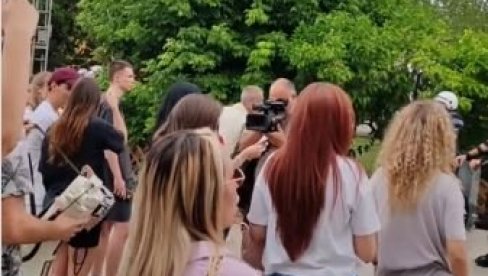 БЛОКАДЕРИ ВИШЕ НЕ БИРАЈУ НАЧИН ЗА ОСВЕТУ: Пропао им план, па се иживљавају над свима - звижде студентима који иду на испит (ВИДЕО) БЛОКАДЕРИ ВИШЕ НЕ БИРАЈУ НАЧИН ЗА ОСВЕТУ: Пропао им план, па се иживљавају над свима - звижде студентима који иду на испит (ВИДЕО)
