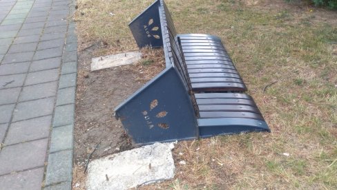 NOVI VANDALIZAM: U Sunčanom parku klupa izvaljena iz betonskog postolja NOVI VANDALIZAM: U Sunčanom parku klupa izvaljena iz betonskog postolja