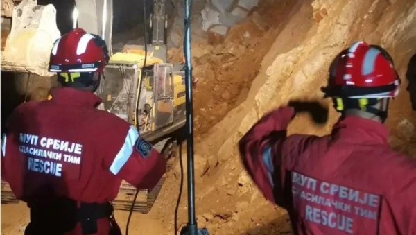 ПАО ЈЕ НА КОЛЕНА КАДА ЈЕ ВИДЕО ОЦА ИСПОД СТЕНА: Потресни детаљи трагедије у каменолому где је страдао радник ПАО ЈЕ НА КОЛЕНА КАДА ЈЕ ВИДЕО ОЦА ИСПОД СТЕНА: Потресни детаљи трагедије у каменолому где је страдао радник