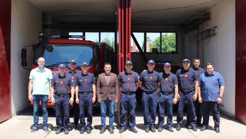 VATROGASCI SU POKAZALI DA SU HEROJI: Ugasili najveći požar koji se desio u Srbobranu u poslednjih 30 godina VATROGASCI SU POKAZALI DA SU HEROJI: Ugasili najveći požar koji se desio u Srbobranu u poslednjih 30 godina