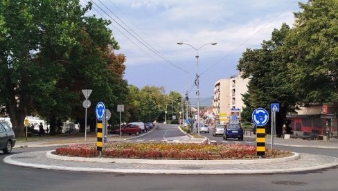 KRUŽNI TOK ULEPŠAO PARAĆIN: Nakon kompletiranja raskrsnice, saobraćaj uveliko teče (FOTO) KRUŽNI TOK ULEPŠAO PARAĆIN: Nakon kompletiranja raskrsnice, saobraćaj uveliko teče (FOTO)