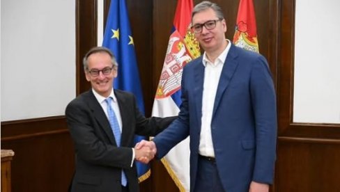 VUČIĆ SA POTPREDSEDNIKOM EBRD: Razgovor o zajedničkim projektima koji doprinose daljem privrednom razvoju naše zemlje VUČIĆ SA POTPREDSEDNIKOM EBRD: Razgovor o zajedničkim projektima koji doprinose daljem privrednom razvoju naše zemlje