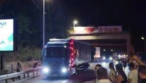 VOZAČ KAMIONA ZBOG BLOKADERA UPAO U PROBLEME: Ugrožena mu egzistencija zbog njihovog bahaćenja (VIDEO)