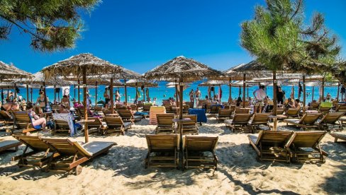 LEŽALJKE OD 10 DO ČAK 250 EVRA ZA DAN: Plažni mobilijar u Crnoj Gori, Hrvatskoj i Grčkoj dostiže cene od kojih se vrti u glavi LEŽALJKE OD 10 DO ČAK 250 EVRA ZA DAN: Plažni mobilijar u Crnoj Gori, Hrvatskoj i Grčkoj dostiže cene od kojih se vrti u glavi
