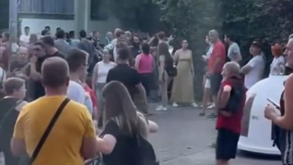 БЛОКАДЕРИ ТЕРОРИСТИ ОПКОЛИЛИ КУЋУ У КОЈОЈ ЖИВИ МИЛОШ ВУЧЕВИЋ СА ПОРОДИЦОМ (ВИДЕО) БЛОКАДЕРИ ТЕРОРИСТИ ОПКОЛИЛИ КУЋУ У КОЈОЈ ЖИВИ МИЛОШ ВУЧЕВИЋ СА ПОРОДИЦОМ (ВИДЕО)