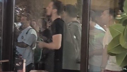 BEZ IMALO STIDA I SRAMA: Blokaderi divljaju ispred kuće Miloša Vućevća u Novom Sadu (VIDEO) BEZ IMALO STIDA I SRAMA: Blokaderi divljaju ispred kuće Miloša Vućevća u Novom Sadu (VIDEO)