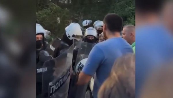 ОВАЈ ВИДЕО ЈЕ ДОКАЗ: Блокадерске судије легализовале нападе и отвориле сезону лова на полицајце и државне службенике (ВИДЕО) ОВАЈ ВИДЕО ЈЕ ДОКАЗ: Блокадерске судије легализовале нападе и отвориле сезону лова на полицајце и државне службенике (ВИДЕО)