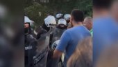 ОВАЈ ВИДЕО ЈЕ ДОКАЗ: Блокадерске судије легализовале нападе и отвориле сезону лова на полицајце и државне службенике (ВИДЕО) ОВАЈ ВИДЕО ЈЕ ДОКАЗ: Блокадерске судије легализовале нападе и отвориле сезону лова на полицајце и државне службенике (ВИДЕО)