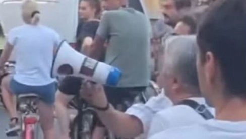 ВИШЕ ОД ДВА САТА ПОРОДИЉЕ НЕМАЈУ МИРА ЗБОГ БЛОКАДЕРА: Екстремисти не мисле на најмлађе суграђане, на само неколико десетина метара Бетанија ВИШЕ ОД ДВА САТА ПОРОДИЉЕ НЕМАЈУ МИРА ЗБОГ БЛОКАДЕРА: Екстремисти не мисле на најмлађе суграђане, на само неколико десетина метара Бетанија