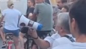 VIŠE OD DVA SATA PORODILJE NEMAJU MIRA ZBOG BLOKADERA: Ekstremisti ne misle na najmlađe sugrađane, na samo nekoliko desetina metara Betanija VIŠE OD DVA SATA PORODILJE NEMAJU MIRA ZBOG BLOKADERA: Ekstremisti ne misle na najmlađe sugrađane, na samo nekoliko desetina metara Betanija