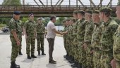 ГАШИЋ У СВИЛАЈНЦУ: Министар обишао посаду понтонског моста