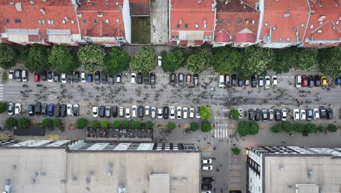 ZGUBIDANI ŽELE KRV: NJih 324 opkolilo ulaz gde živi gradonačelnik Novog Sada sa dve ćerkice!