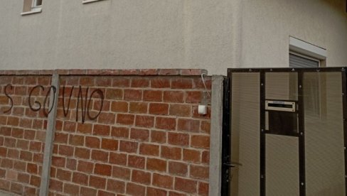 UVREDLJIVI GRAFITI NA KUĆI POSLANIKA SNS Jovanov: Nadležni da privedu počinioce (FOTO) UVREDLJIVI GRAFITI NA KUĆI POSLANIKA SNS Jovanov: Nadležni da privedu počinioce (FOTO)