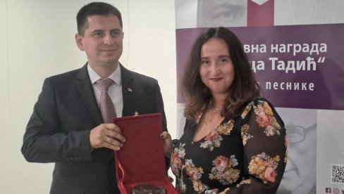 ИРЕНИ ПЛАОВИЋ НОВИЦА ТАДИЋ: Уручена награда младој песникињи у знак сећања на барда српске поезије