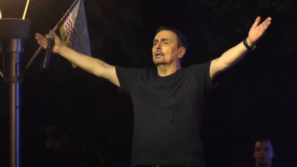 ЛОЗНИЦА ЈЕ МОЈ ГРАД, А ЈА ЊЕН СИН: Драган Којић Кеба музички новитет поклонио и посветио родном месту у знак велике захвалности (ФОТО) ЛОЗНИЦА ЈЕ МОЈ ГРАД, А ЈА ЊЕН СИН: Драган Којић Кеба музички новитет поклонио и посветио родном месту у знак велике захвалности (ФОТО)