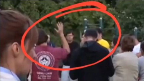 MAŠU RUKAMA KAO PLENUMAŠI! Nestvarni prizori sa skupova zgubidana - Starije ljude kao da je uhvatilo ludilo (VIDEO) MAŠU RUKAMA KAO PLENUMAŠI! Nestvarni prizori sa skupova zgubidana - Starije ljude kao da je uhvatilo ludilo (VIDEO)